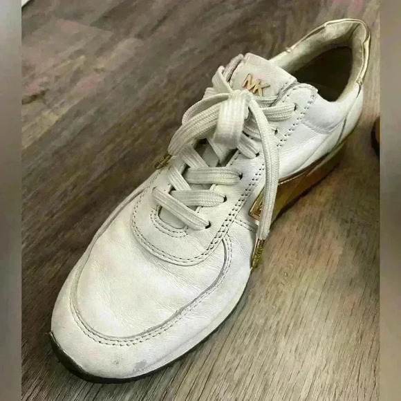 Michael Kors White Leather Sneakers with gold detail - Picture 12 of 15